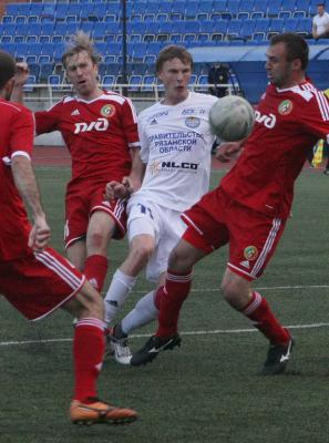 Никита Жданкин (в белой форме)